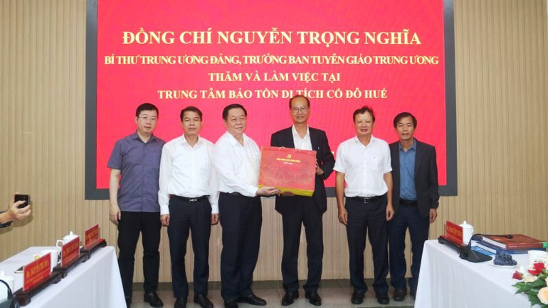 Đồng chí Nguyễn Trọng Nghĩa tặng quà cho Trung tâm bảo tồn di tích cố đô Huế.