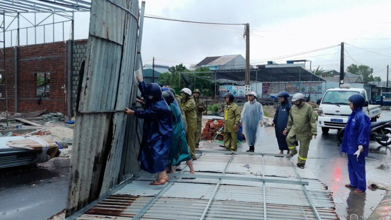 Công an huyện Quảng Điền giúp bà con bảo vệ tài sản tại chợ Quảng Công (huyện Quảng Điền).