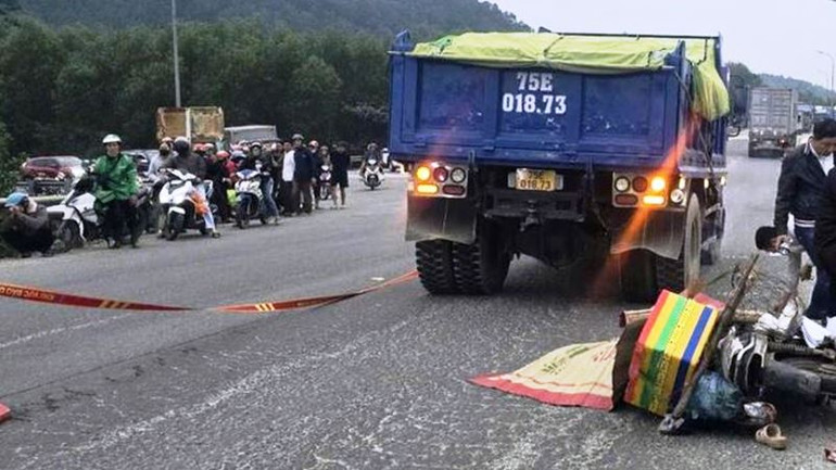 Vụ va chạm khiến người phụ nữ đi xe máy tử vong tại chỗ, chiếc xe máy bị hư hỏng nặng. (ảnh: CTV)