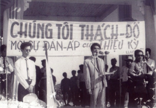 Nhà văn Hoàng Phủ Ngọc Tường (người đứng giữa) đang diễn thuyết chống Mỹ xâm lược tại Đại học Văn khoa Huế. (ảnh: TL) Nhà văn Hoàng Phủ Ngọc Tường (người đứng giữa) đang diễn thuyết chống Mỹ xâm lược tại Đại học Văn khoa Huế. (ảnh: TL)