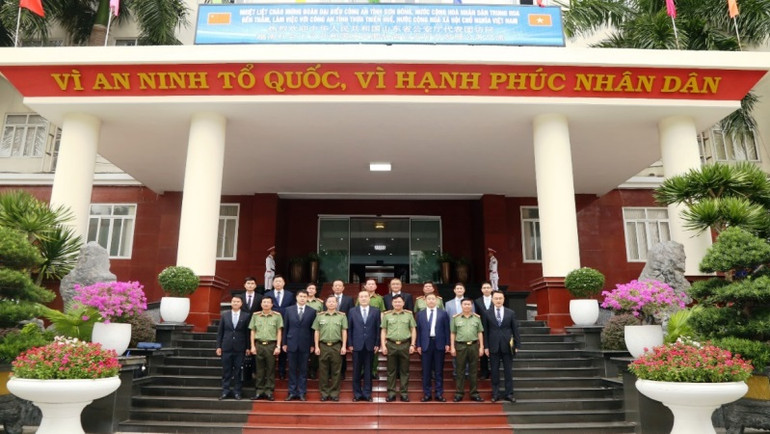 Công an hai tỉnh Thừa Thiên Huế và Sơn Đông (Trung Quốc) chụp ảnh lưu niệm.
