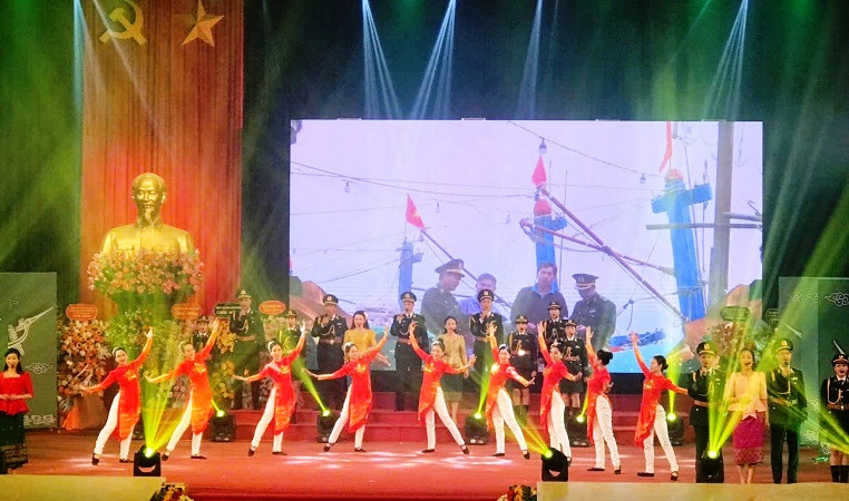 Tiết mục văn nghệ chào mừng tại lễ kỷ niệm. Tiết mục văn nghệ chào mừng tại lễ kỷ niệm.