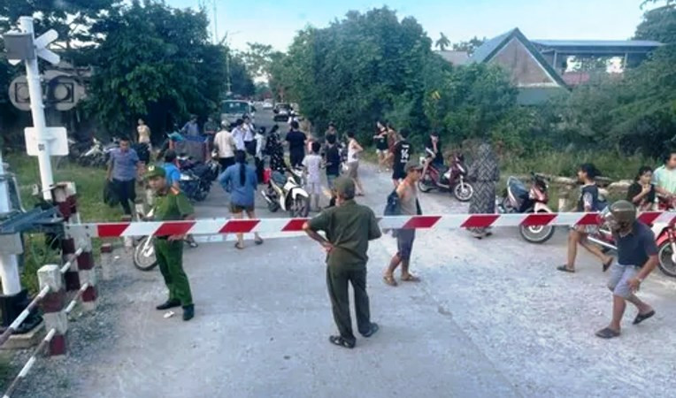 Khu vực tàu gặp sự cố giao với đường bộ có gác chắn.