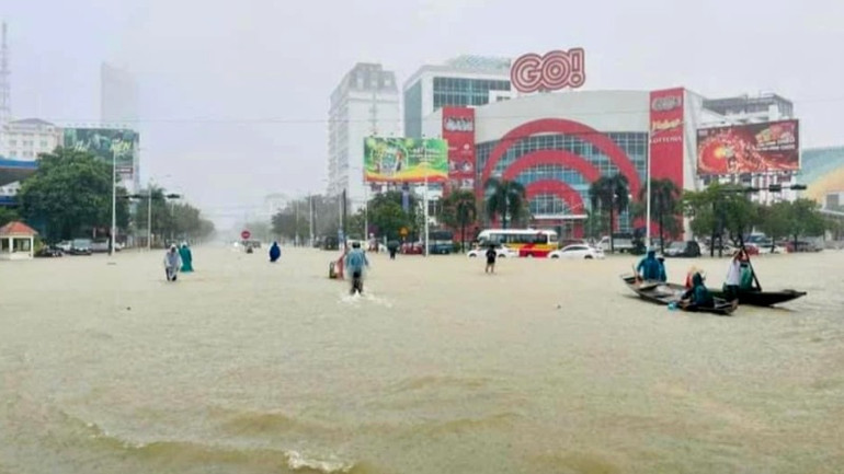 Ngay tại Trung tâm thành phố Huế đoạn siêu thị GO chìm trong lũ.