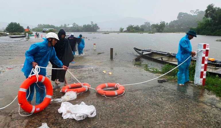 Ngoài Phú Vang, các huyện vùng đồng bằng, ven biển tại Thừa Thiên Huế cũng đã bố trí lực lượng chốt trực, theo dõi chặt chẽ diễn biến mưa lũ đang phức tạp.