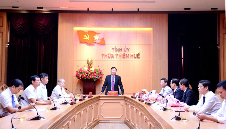 Đồng chí Bí thư Tỉnh ủy Lê Trường Lưu phát biểu chúc mừng và giao nhiệm vụ các đồng chí vừa nhận quyết định của Ban Bí thư Trung ương Đảng.