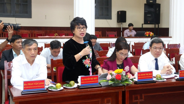 Các thành viên trong Đoàn công tác phát biểu các ý kiến, kiến nghị, đề xuất tại buổi làm việc.