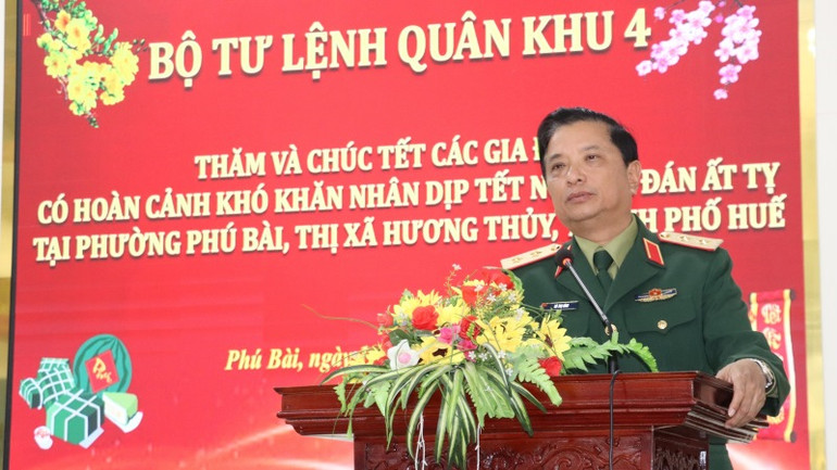 Trung tướng Hà Thọ Bình, Tư lệnh Quân khu 4 phát biểu tại buổi tặng quà. Trung tướng Hà Thọ Bình, Tư lệnh Quân khu 4 phát biểu tại buổi tặng quà.