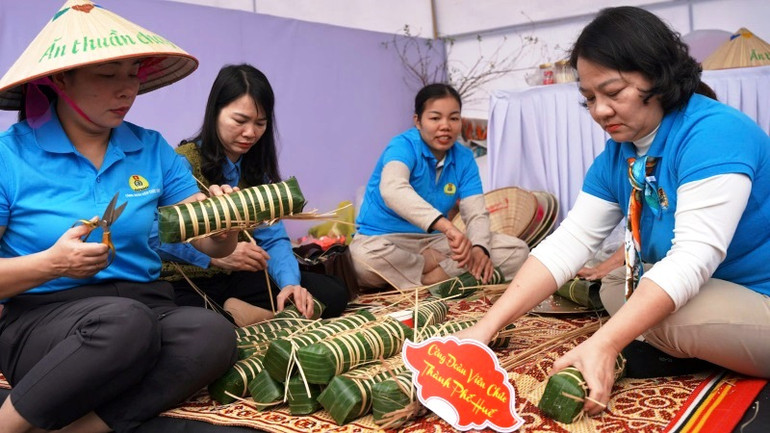 Các công đoàn cơ sở làm bánh tét tặng cho người lao động có hoàn cảnh khó khăn tại chương trình.