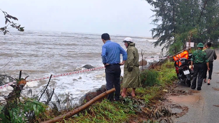 Mưa lớn kéo dài khiến nguy cơ sạt lở đất và lũ quét tăng cao.
