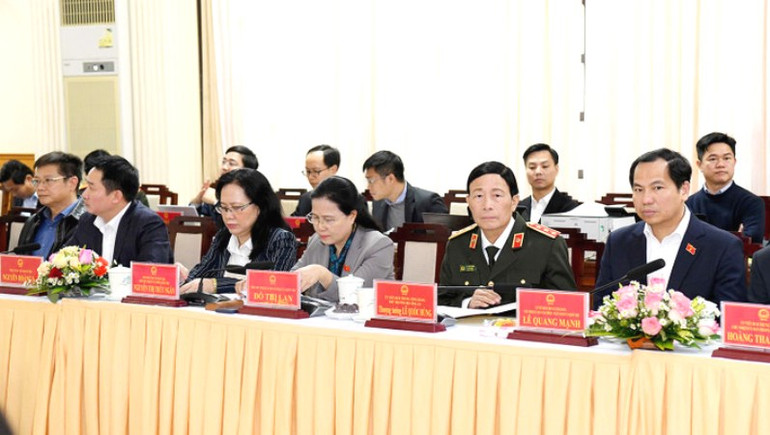 Lãnh các Ủy ban của Quốc hội cùng các bộ, ban, ngành Trung ương tham dự buổi làm việc.