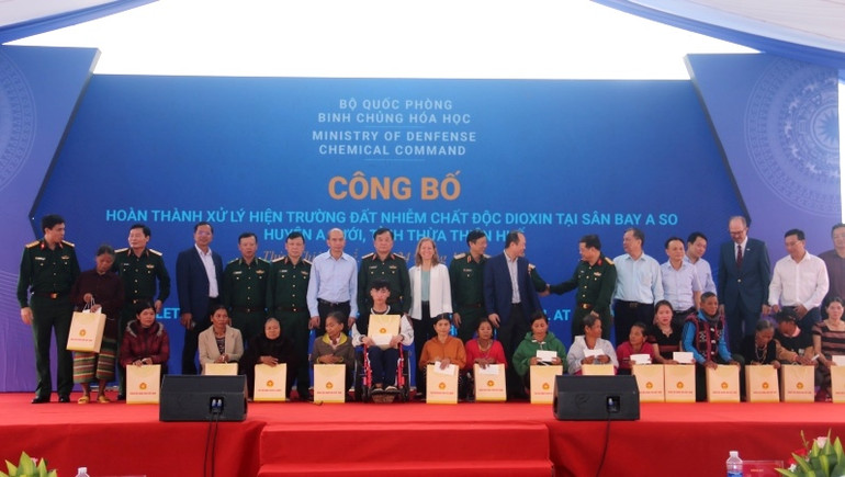 Các đại biểu chụp ảnh lưu niệm với các đối tượng chính sách, người dân có hoàn cảnh khó khăn và nạn nhân da cam/dioxin tại xã Đông Sơn, huyện A Lưới.