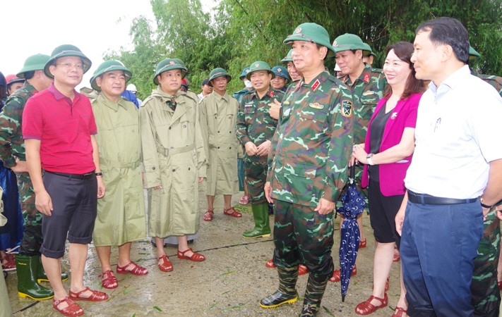 Trung tướng Hà Thọ Bình đề nghị tỉnh Thừa Thiên Huế tiếp tục theo dõi chặt chẽ tình hình mưa lũ, kịp thời hỗ trợ nhân dân khi có tình huống khẩn cấp.