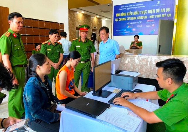 Với mục tiêu lấy người dân làm trung tâm phục vụ, thành phố chọn Chung cư Nera Garden để triển khai mô hình kiểu mẫu thực hiện Đề án 06 với nhiều nội dung cụ thể, thiết thực.