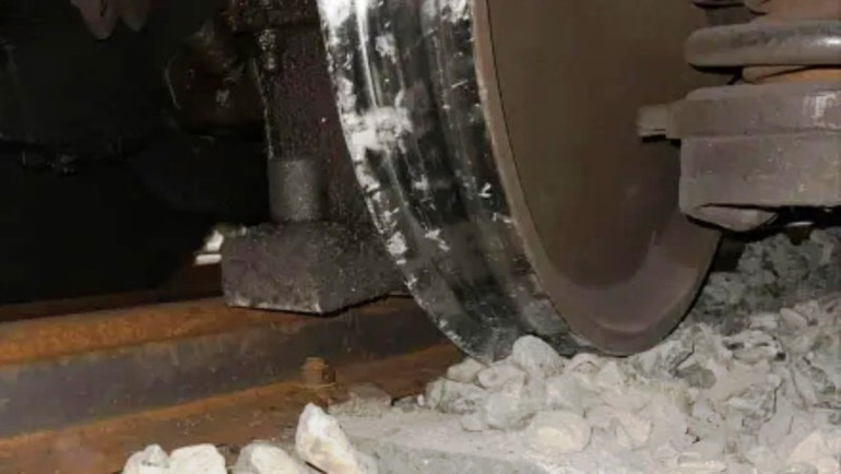 Ngành đường sắt đã khẩn trương tiếp cận hiện trường và tổ chức cứu chữa đầu máy D19E-943. (ảnh: CTV)