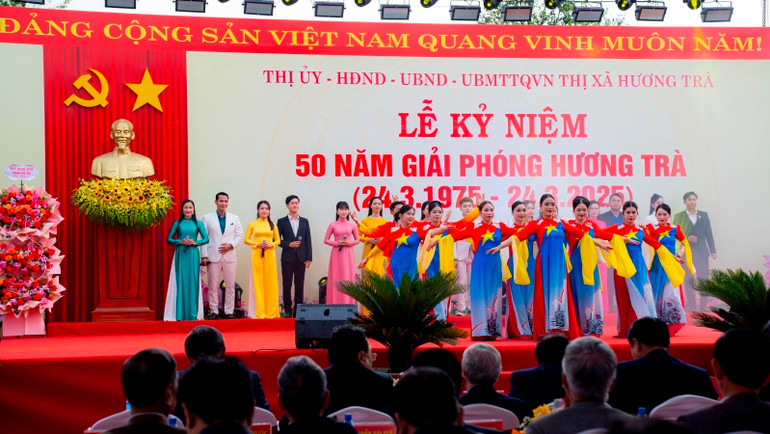 Chương trình văn nghệ chào mừng kỷ niệm 50 năm Ngày giải phóng Hương Trà. (Ảnh: Đăng Dũng) Chương trình văn nghệ chào mừng kỷ niệm 50 năm Ngày giải phóng Hương Trà. (Ảnh: Đăng Dũng)