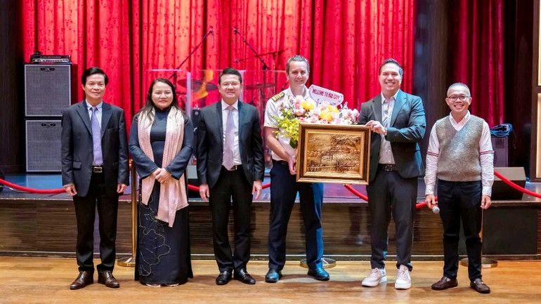 Lãnh đạo TP Huế và ngành Du lịch tặng quà cho đoàn tàu du lịch biển đầu tiên đến Huế. (Ảnh: HOÀNG HẢI)