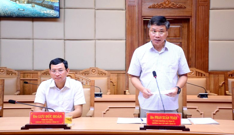 Đồng chí Trưởng ban Tổ chức Tỉnh ủy Phan Xuân Toàn công bố Quyết định của Ban Bí thư Trung ương Đảng về công tác cán bộ.