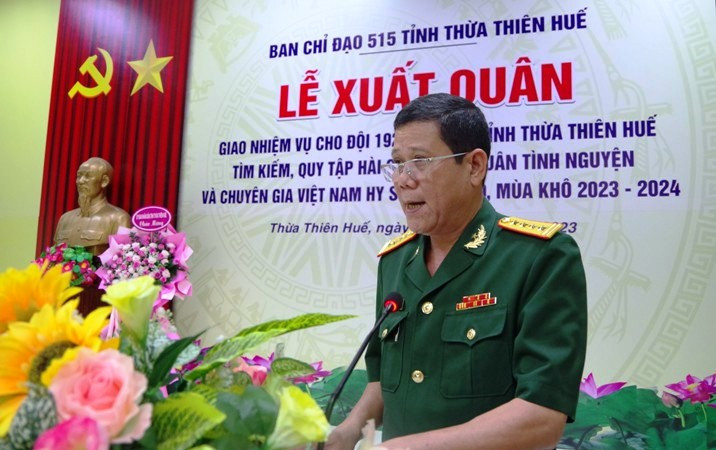 Đại tá Hoàng Văn Nhân, Phó Bí thư Đảng ủy, Chính ủy Bộ Chỉ huy Quân sự tỉnh Thừa Thiên Huế báo cáo công tác chuẩn bị đi làm nhiệm vụ của Đội 192.