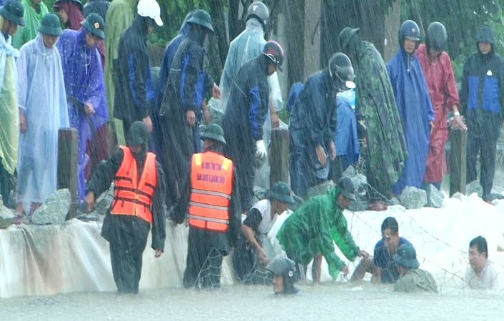 Đến 16 giờ chiều 13/10, cán bộ, chiến sĩ Ban Chỉ huy Quân sự huyện cùng các lực lượng đã hoàn thành công việc chống sạt lở đoạn đê.