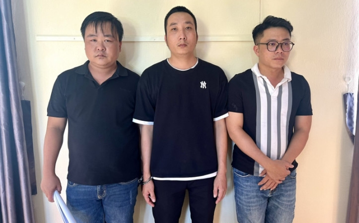 3 đối tượng Trần Đình Hoàn, Nguyễn Đình Đoàn và Trần Hoàng Sơn tại cơ quan điều tra. (Ảnh: Công an cung cấp)