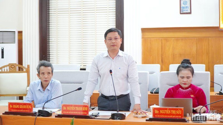 Lãnh đạo Thường trực Ủy ban nhân dân tỉnh phát biểu ý kiến làm rõ những thành quả về xây dựng văn hóa, xã hội và con người Huế.