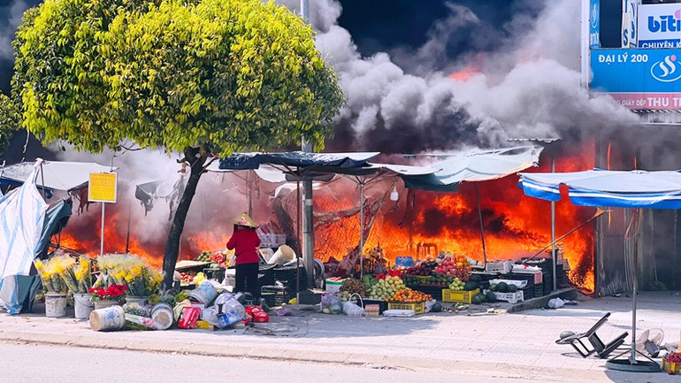 Ngọn lửa lan nhanh, thiêu rụi nhiều hàng hóa. (Ảnh: NL)