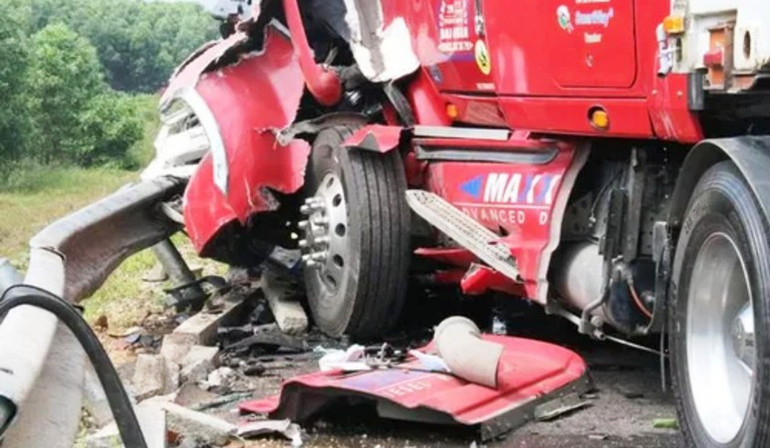 Vụ tai nạn khiến các phương tiện hư hỏng nặng. (Ảnh: CTV)