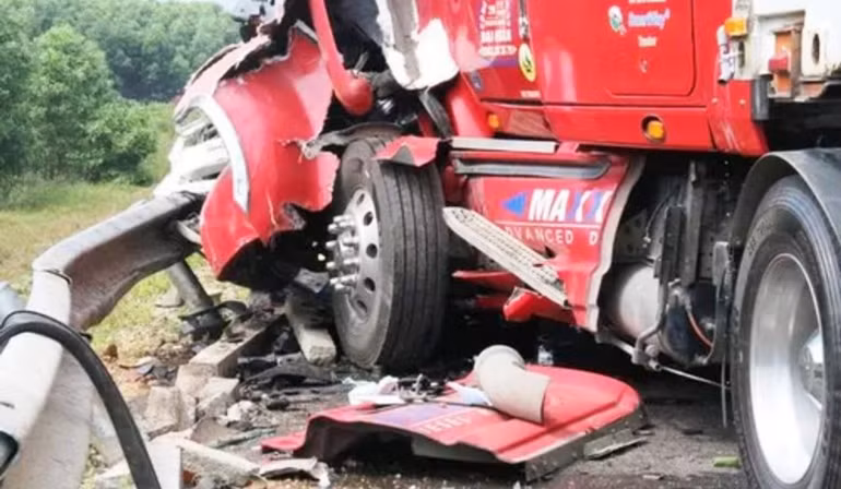 Vụ tai nạn khiến các phương tiện hư hỏng nặng. (Ảnh: CTV)