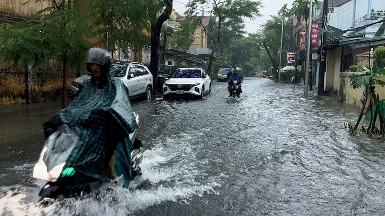 Những vị trí thấp trũng, khó thoát nước ngập cục bộ, giao thông đi lại gặp nhiều khó khăn.