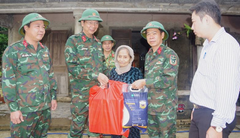 Lãnh đạo Bộ Chỉ huy quân sự tỉnh và Ban Chỉ huy quân sự thị xã Hương Thủy trao quà tặng gia đình có hoàn cảnh khó khăn bị thiệt hại do mưa lũ tại xã Thủy Phù, thị xã Hương Thủy. Lãnh đạo Bộ Chỉ huy quân sự tỉnh và Ban Chỉ huy quân sự thị xã Hương Thủy trao quà tặng gia đình có hoàn cảnh khó khăn bị thiệt hại do mưa lũ tại xã Thủy Phù, thị xã Hương Thủy.