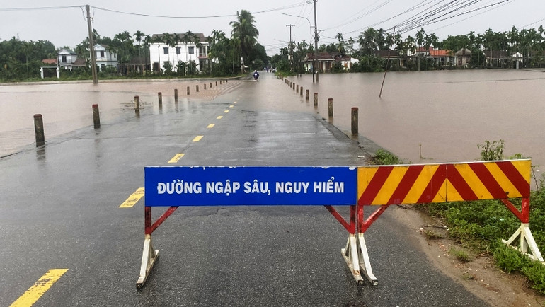 Nhiều tuyến đường ở huyện Quảng Điền (Thừa Thiên Huế) bị nước lũ chia cắt do mưa lũ.