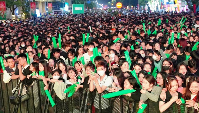 Các tuyến đường giao nhau với đường Hùng Vương ở gần khu vực diễn ra chương trình Countdown chật kín người.