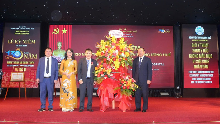 Đại diện lãnh đạo Bộ Y tế Lào trao lẵng hoa chúc mừng của Bộ trưởng Y tế Lào đến tập thể Bệnh viện Trung ương Huế.