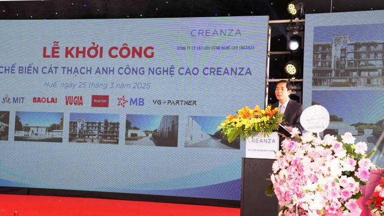 Chủ tịch Ủy ban nhân dân thành phố Nguyễn Văn Phương phát biểu tại lễ khởi công Nhà máy chế biến cát thạch anh công nghệ cao Creanza.