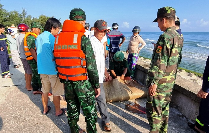 Đến sáng 2/10, các lực lượng cứu hộ cứu nạn đã tìm thấy thi thể em học sinh thứ 2 tử vong do đuối nước trên biển. (Bộ đội Biên phòng cung cấp)