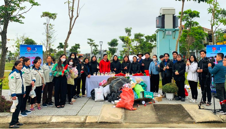 Người dân đổi rác lấy quà sau lễ phát động.