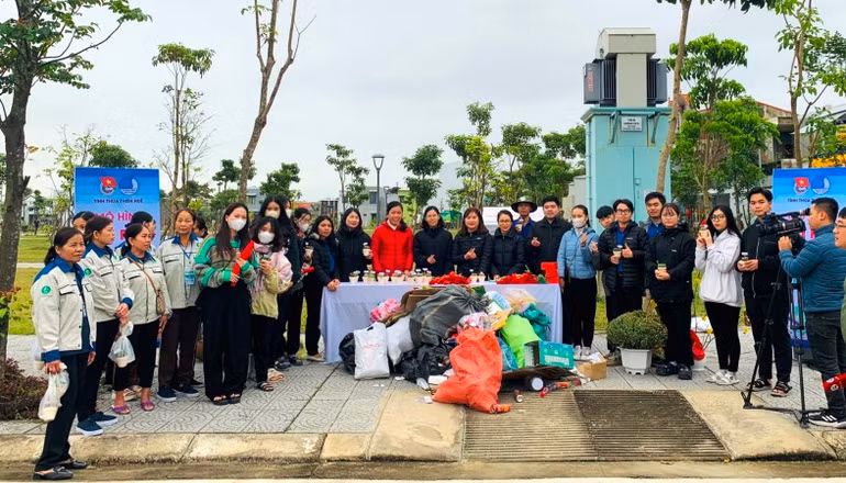 Người dân đổi rác lấy quà sau lễ phát động.