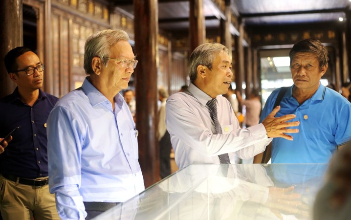 Giới thiệu đến các chuyên gia, nhà nghiên cứu Bộ sưu tập cổ vật qúy hiếm dưới thời Khải Định tại triển lãm.