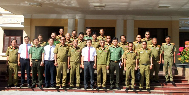 Lãnh đạo Tỉnh ủy và Công an 3 tỉnh cùng các sở, ban, ngành chụp ảnh lưu niệm. Lãnh đạo Tỉnh ủy và Công an 3 tỉnh cùng các sở, ban, ngành chụp ảnh lưu niệm.