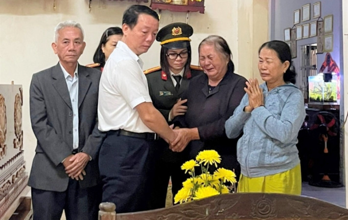 Đồng chí Bí thư Thành ủy Huế Phan Thiên Định cùng lãnh đạo Công an TP Huế và các ban, ngành thăm hỏi, động viên thân nhân gia đình đồng chí Phó trưởng Công an phường Thủy Vân hy sinh khi làm nhiệm vụ.