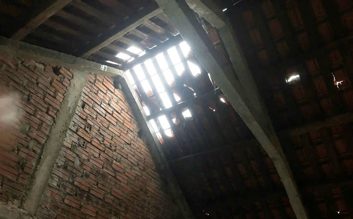 Lốc xoáy làm tốc mái nhà người dân tại xã Phú Hồ, huyện Phú Vang (tỉnh Thừa Thiên Huế).