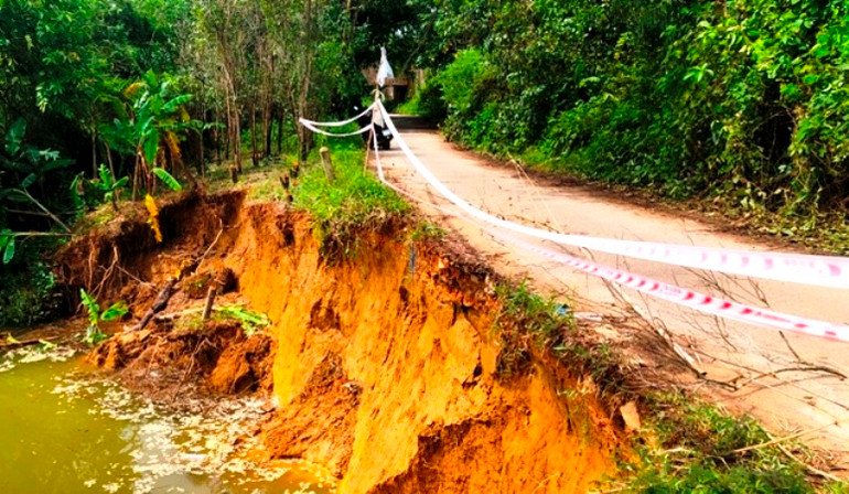 Nhiều tuyến đường ven sông qua xã Lộc An (huyện Phú Lộc) bị sạt lở sau các trận mưa lớn.