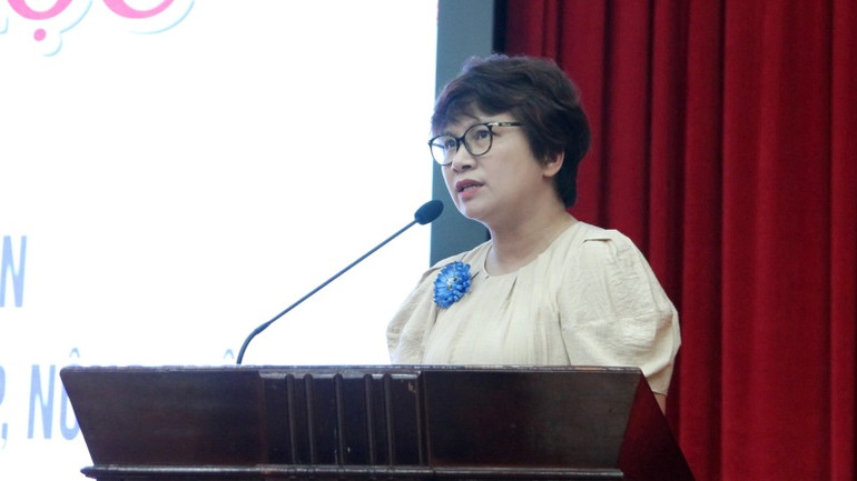 Vụ trưởng Vụ Giáo dục Đại học (Bộ Giáo dục và Đào tạo), Phó Giáo sư, Tiến sĩ Nguyễn Thu Thủy tham luận tại hội thảo.