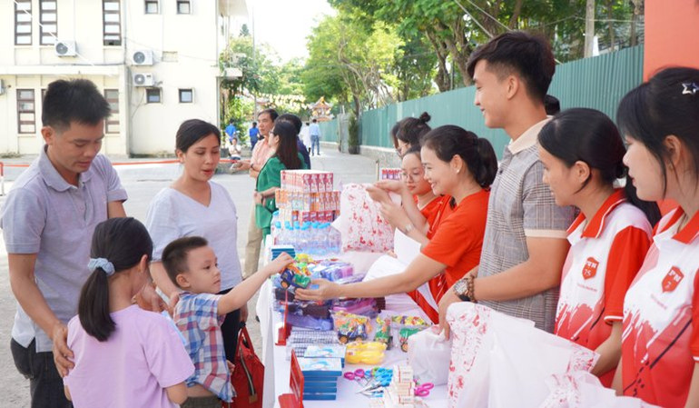 Nhiều trẻ em nghèo, hoàn cảnh khó khăn được chương trình “Trái tim cho em” hướng dẫn làm hồ sơ để được điều trị miễn phí.