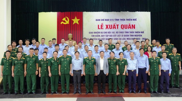 Các đại biểu tham dự Lễ xuất quân chụp ảnh lưu niệm cùng cán bộ, nhân viên Đội 192.