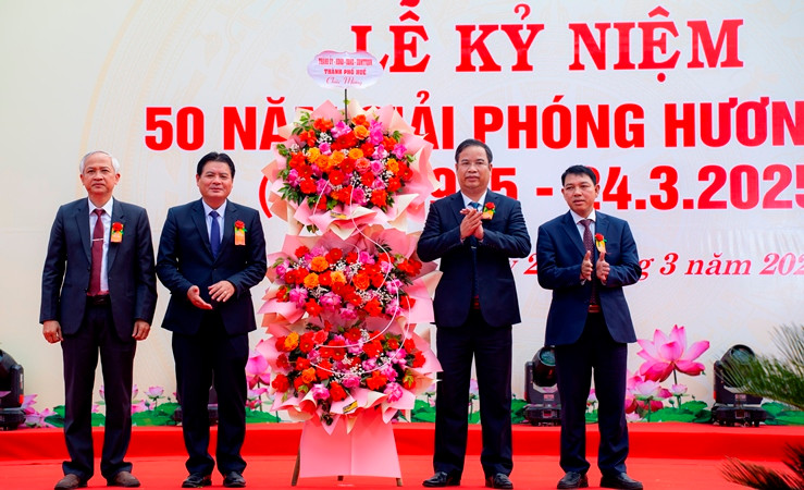 Đồng chí Phó Bí thư Thường trực Thành ủy Phạm Đức Tiến (thứ 2, từ phải qua) tặng hoa chúc mừng Đảng bộ, chính quyền, quân và nhân dân Hương Trà tại lễ kỷ niệm. (Ảnh: Đăng Dũng) Đồng chí Phó Bí thư Thường trực Thành ủy Phạm Đức Tiến (thứ 2, từ phải qua) tặng hoa chúc mừng Đảng bộ, chính quyền, quân và nhân dân Hương Trà tại lễ kỷ niệm. (Ảnh: Đăng Dũng)