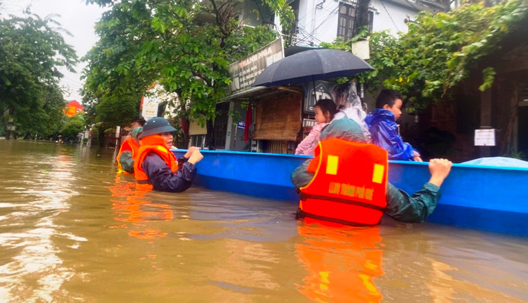 Công an thành phố Huế nỗ lực vượt lũ đưa sản phụ đi sinh và người già đi cấp cứu vào sáng 15/11.