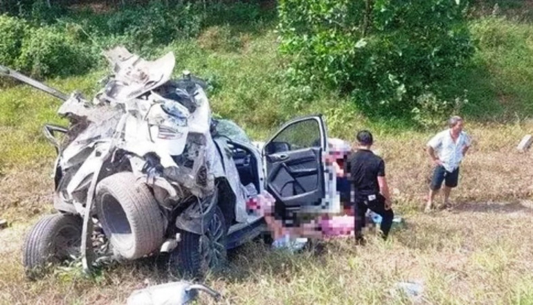 Tại hiện trường, 3 xe nằm trên tuyến, còn xe ô-tô con nằm dưới ta luy âm phía phải tuyến. (Ảnh: CTV)