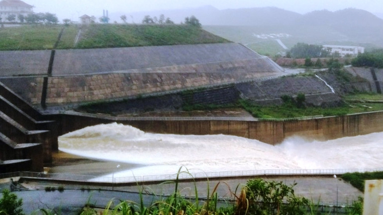 Hồ chứa nước Tả Trạch điều chỉnh tăng lưu lượng vận hành điều tiết lũ bắt đầu từ chiều nay 30/10.